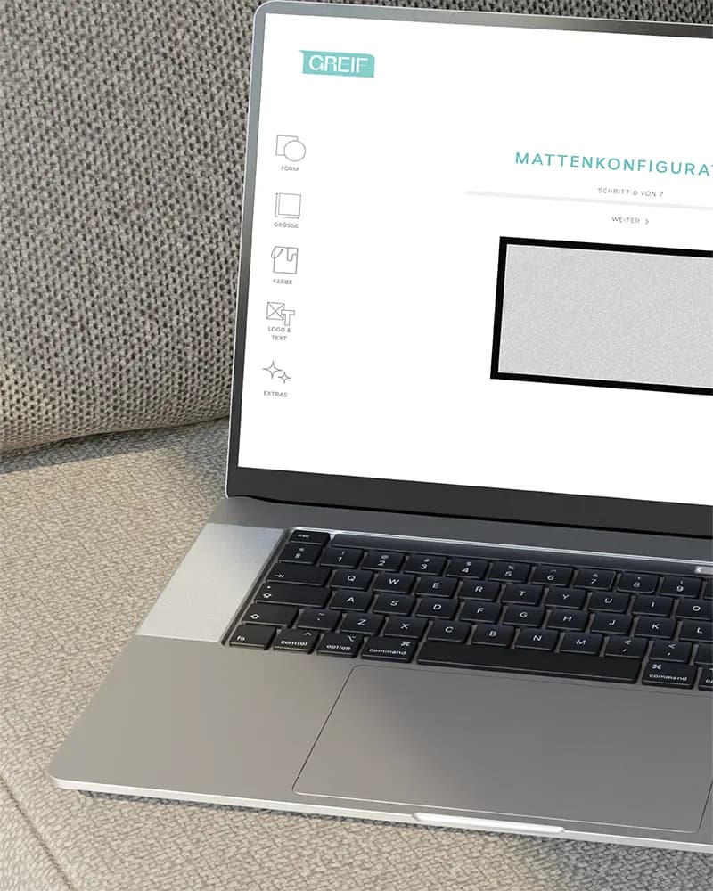 Größe, Farbe, Mattentextur, Logo und Text – Schritt für Schritt konfigurierbar, mit Vorschau und Speicherfunktion.
